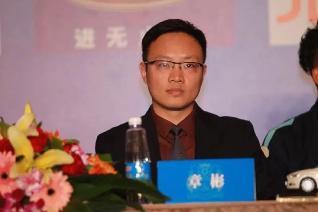 陈浩背负着对白兰的遗憾和愧疚，重新踏上10年前这段未走完的寻凶之路，在废弃停车场、鱼市暴走追凶的他，拼尽全力只为兑现10年前对白兰许下的承诺